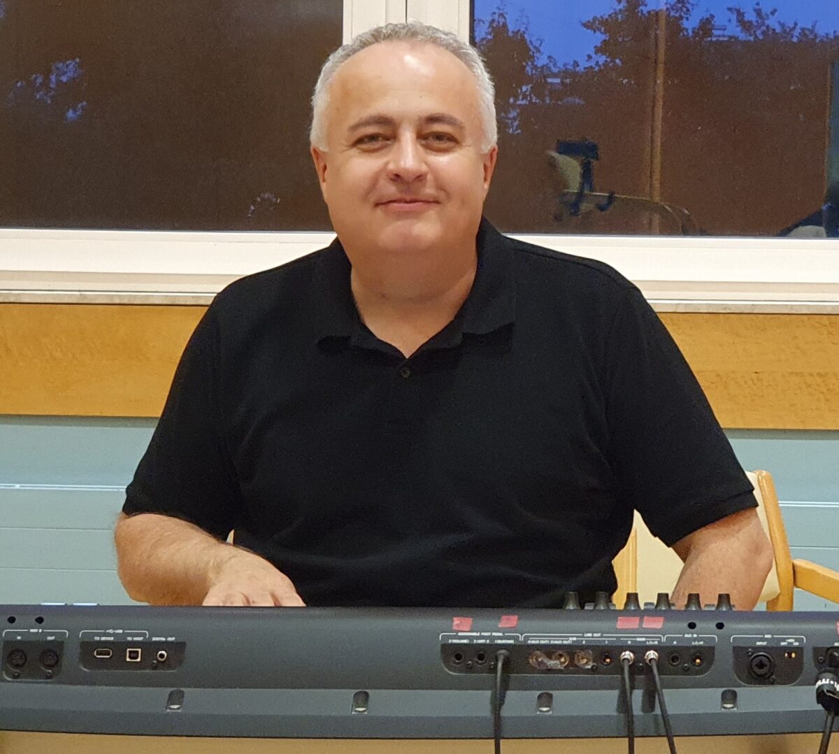 Horst Tinnes am Yamaha Genos 2 Keyboard